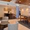 Holiday Inn Express & Suites Farmington Hills - Detroit, an IHG Hotel