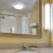 Holiday Inn Express Tower Center New Brunswick by IHG