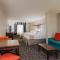 Holiday Inn Express & Suites Eureka by IHG