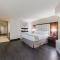 Holiday Inn Express & Suites Eureka by IHG