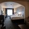 Holiday Inn Express & Suites Manhattan, an IHG Hotel