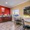 Econo Lodge Inn & Suites