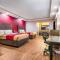 Econo Lodge Inn & Suites