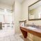 Econo Lodge Inn & Suites