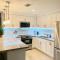 BEACHFRONT CONDO w POOLS STEPS TO BEACH & MINS TO DT - 罗萨里托