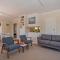 Sun Seeker Bach - Ferry Landing Holiday Home