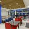 Holiday Inn Express & Suites Columbus North by IHG - Columbus