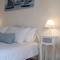 The Bluehouse - Spacious top floor flat with parking, by Mon Repos beach - Città di Corfù