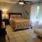 JUPITER WATERFALLS - NEWLY UPDATED - TIKI HUT, FIRE PIT, KITCHEN, POOL HEATER and MORE