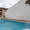 Casa com piscina e churrasqueira próximo à praia