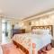 Oceanfront Condo w Balcony minutes walk to the beach