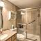 The Shores Condo with Beach Access Less Than 2 Mi to Dtwn! - 克林顿港