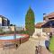 The Shores Condo with Beach Access Less Than 2 Mi to Dtwn!