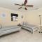 Pet-Friendly, King Bed, Close to Siesta Beach, Restaurants, Shopping - Sarasota