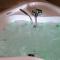 Chalet Tropical avec bain à bulles - In the Woods
