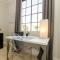 Designer Penthouse 2 Bedroom with Balcony Beverly Hills Adjacent