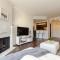 Designer Penthouse 2 Bedroom with Balcony Beverly Hills Adjacent
