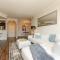 Designer Penthouse 2 Bedroom with Balcony Beverly Hills Adjacent