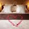 Ritas Luxury Retreat with Swedish Hot tub and Wood Fuelled Pizza Oven