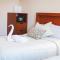 La Lola Hotel & Suites