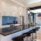 Mountain Vista - beautifully renovated home with spa pool