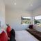 Mountain Vista - beautifully renovated home with spa pool