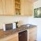 KV702 Waikiki Private Waterfall Room, Mountain View!