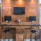 Econo Lodge Inn & Suites