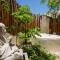 Poolside Bliss with Private Terrace & Jacuzzi - 图卢姆