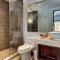 Poolside Bliss with Private Terrace & Jacuzzi - 图卢姆