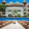 Poolside Bliss with Private Terrace & Jacuzzi - 图卢姆