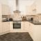 Comfortable Swindon Town Centre Apartments, FREE Parking, sleeps up to 8