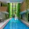 Palmarena Rooms & Residences - Long Stay Comfort with Parking, Sauna, Gym & Pool - Steps from 5th Avenue