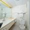 Howard Johnson by Wyndham Newark Airport