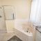 Disney Dream with Hot Tub, Pool, Xbox, Games Room, Lakeview, 10 min to Disney, Clubhouse