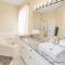 Disney Dream with Hot Tub, Pool, Xbox, Games Room, Lakeview, 10 min to Disney, Clubhouse