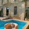 LA DEMEURE Bed and Breakfast