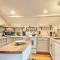 Modern Farmhouse Duplex by Stream, 4 Mi to Boone! - 布洛英罗克山 Modern Farmhouse Duplex by Stream, 4 Mi to Boone! - 布洛英罗克山