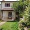 Apartment PARENZANA, little row HOUSE with big green yard in central Istria