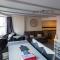 Ocean Apartment, 50 yds to Beach, Sleeps 10 - 韦茅斯