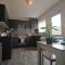 Recently Refurbished 3 Bedroom Home with Parking - Perfect for Longstays - Sleeps 8
