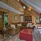 Cozy Tobyhanna Cabin with Hot Tub and Resort Amenities - 托比汉纳