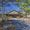 Cozy Tobyhanna Cabin with Hot Tub and Resort Amenities - 托比汉纳