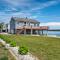 Waterfront Cape Cod Cottage with Beach and Deck! - 瓦尔汉