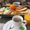 A La Villa Perroy les chambres sont spacieuses et les petit-déjeuners offerts