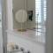 Beautiful, modern apartment in Hope Place Bath, 1 Bedroom Luxury City Centre Apartment with Beautiful City Views, a stones throw from The Royal Crescent in Bath