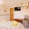 New Loos Cottage, Old School Court