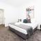 TWO TEN Sleeps 10! Luxury CBD Accommodation - Wagga Wagga