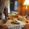 Historic cabin off I-77, views, antiques, Wi-fi, wonderful experience for 2!