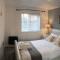 Crawley Apartment near Gatwick Manor Royal Newly Refurbished Sleeps 4 - Crawley